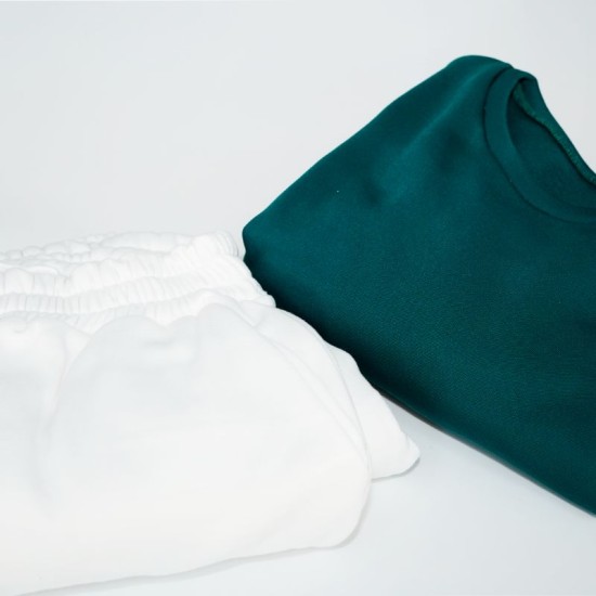 Pull vert et pantallon blanc 